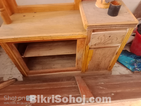 কড়ই কাঠের ড্রেসিং টেবিল বিক্রি করা হবে।